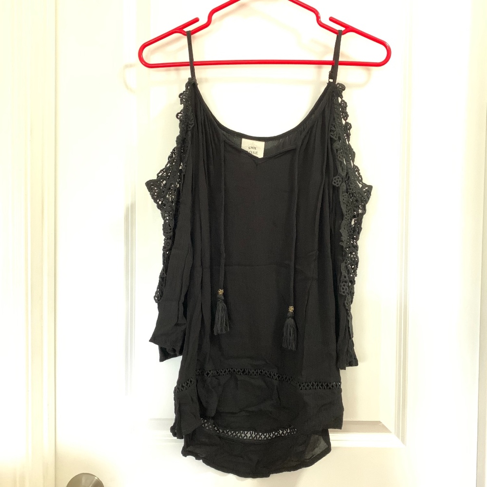 EUC - Knox Rose Crochet detailed Cold shoulder top